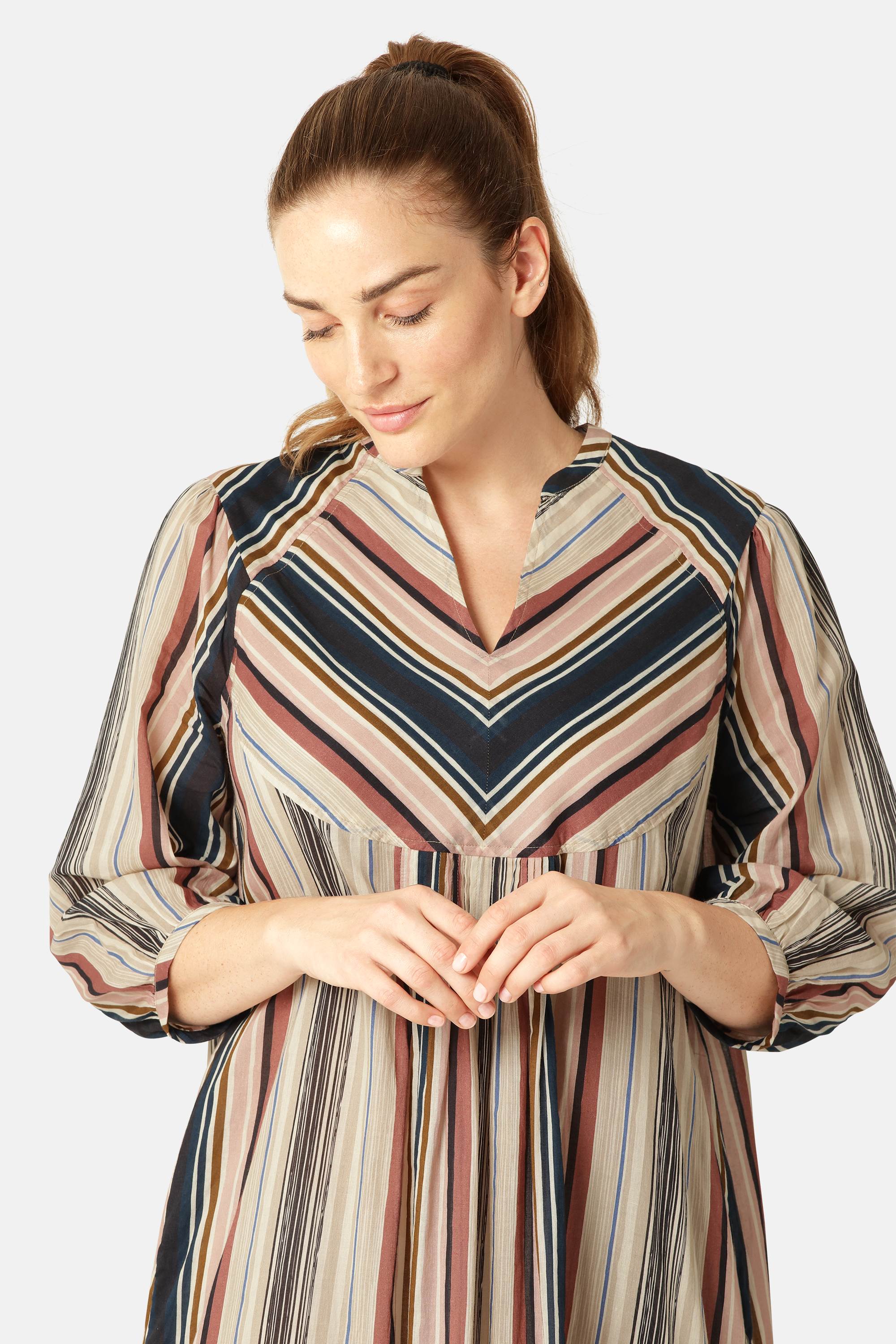 Lang Kjole med Ballongermer Pintuck - Beige Organic Stripe